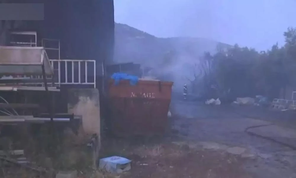 Φωτιά κατέστρεψε ολοσχερώς αποθήκη ξυλείας στο Μαρκόπουλο